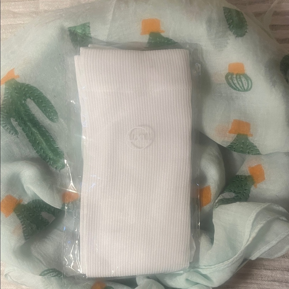 Source Unknown Women's Ribbed Compression Sock Se… - image 2